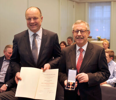 Übergabe des Bundesverdienstkreuzes an Dr. Eckart Bohn (rechts).